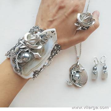 Романтични подаръци за жени с луксозни бижута за Свети Валентин