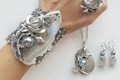 Романтични подаръци за жени с луксозни бижута за Свети Валентин