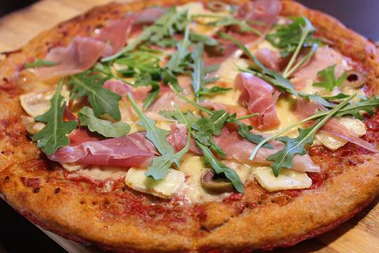 ПИЦА С ПЪЛНОЗЪРНЕСТО ТЕСТО И ПРОШУТО