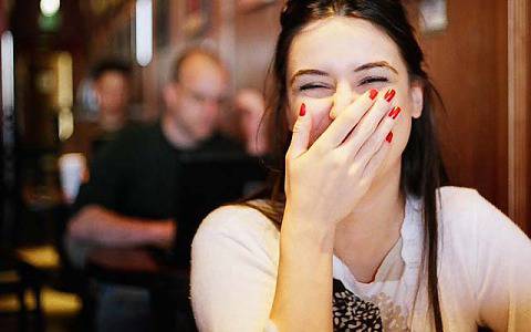 Самоиронията е полезна: хората са по-щастливи и по-социални