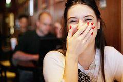 Самоиронията е полезна: хората са по-щастливи и по-социални