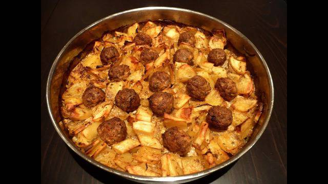 Печени кюфтета с картофи на фурна