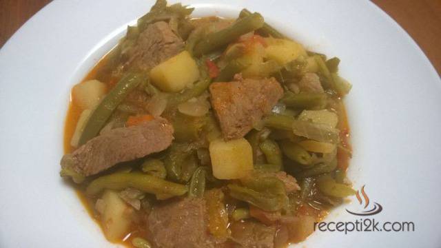 Яхния с телешко и зелен боб в гърне