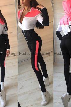 Прекрасен дамски спортен екип от еластична материя