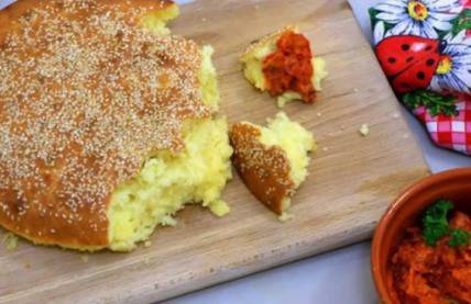 И мъжът ми и синът ми не сядат да хапват без хляб! Добре че се сетих за тази питка! След 30 минути беше готова (Видео)