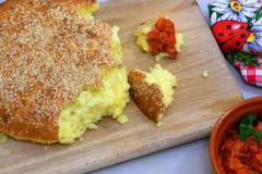 И мъжът ми и синът ми не сядат да хапват без хляб! Добре че се сетих за тази питка! След 30 минути беше готова (Видео)