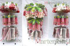 Готови за продажба мартеници на въртележка