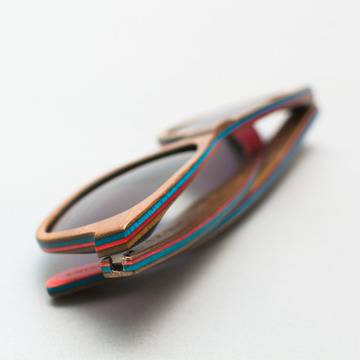 Слънчеви очила, изработени от дърво