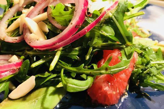 Салата с рукола, авокадо и грейпфрут