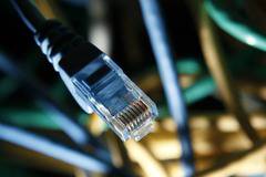 Коварна схема на мобилни оператори удря брутално по джоба!