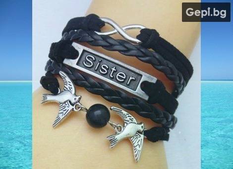 Дамска гривна с метални символи „Sister“ изработена от черна кожа