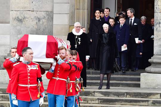 Около 20 000 датчани отидоха да изпратят Принц Хенрик, който почина на 83 години