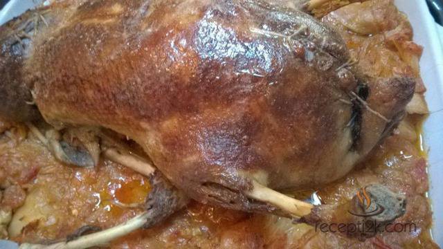 Пълнена патица с ориз, орехи и кашкавал