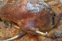 Пълнена патица с ориз, орехи и кашкавал