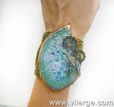 Романтика за 8 март с гривни за жени