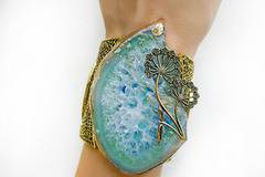 Романтика за 8 март с гривни за жени