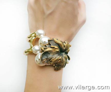 Гривни с Перли и любов за 8 Март от Бижута VILERGE