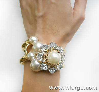 Перлена серия гривни за 8 Март от Бижута VILERGE