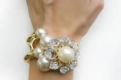 Перлена серия гривни за 8 Март от Бижута VILERGE