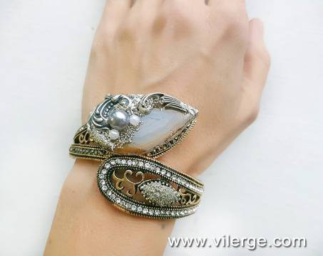 Луксозни гривни за 8 Март с Любов от Бижута VILERGE