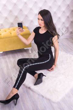 Черен дамски клин с модерен кант и надпис NICE