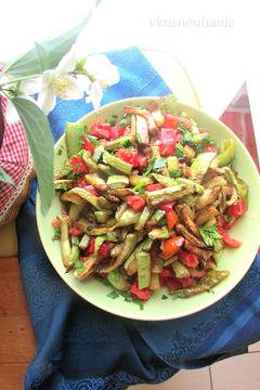 САЛАТА ОТ ПЪРЖЕНИ ТИКВИЧКИ И ДОМАТИ КОНКАСЕ