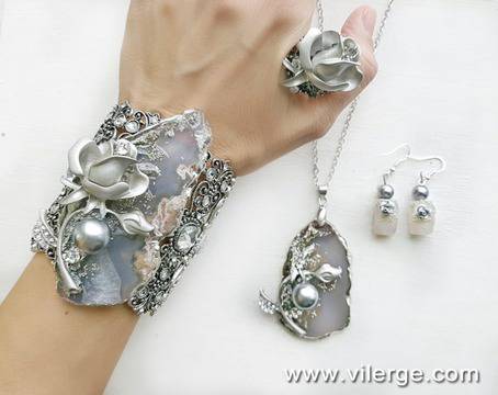 Лускозни гривни и елегантни колиета за балове 2018