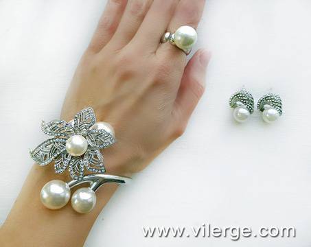 Бижута с перли за абитуриентски бал и абитуриентки