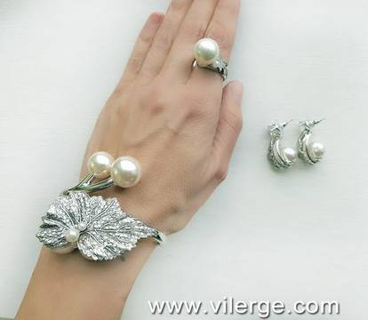 Колекция с перли за абитуриентки и абитуриентски бал