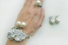 Колекция с перли за абитуриентки и абитуриентски бал