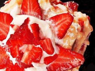 Бисквитена торта с ягоди