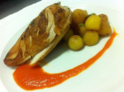 Сочно печено пиле с картофи и сос от червена пиперка