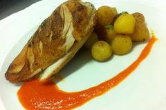 Сочно печено пиле с картофи и сос от червена пиперка