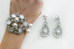 Перлена колекция бижута за абитуриентски балове