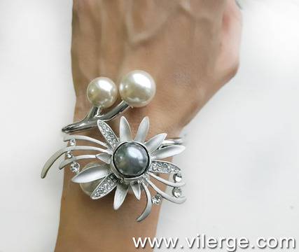 Бижута с перли и гривни за абитуриентки