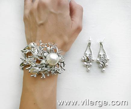 Нежна серия гривни с перли за абитуриентки и бал