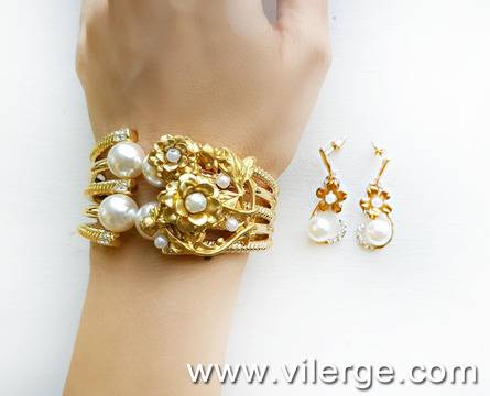 Приказни перли – бижута и гривни за бал 2018