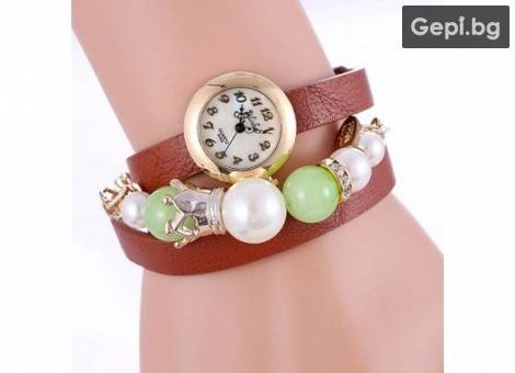 Дамски часовник с ефектна каишка гривна от кафява кожа, перли и мъниста.