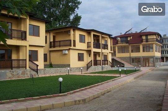 През Юли и Август в Бяла! 2 или 3 нощувки със закуски и вечери, от Вилно селище Теразини