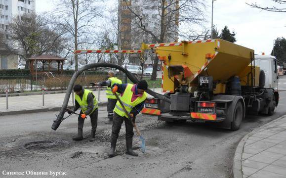 До края на седмицата започват да запълват дупките по улиците с топъл асфалт