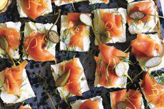 Картофени кексчета с пушена сьомга и крем сирене