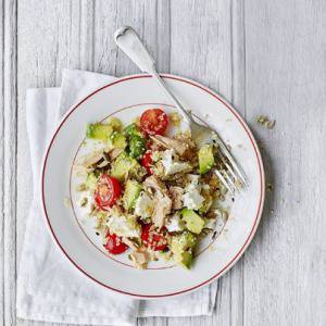 Салата с риба тон, авокадо и киноа