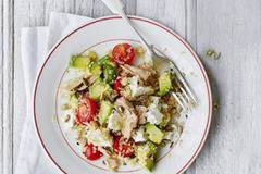 Салата с риба тон, авокадо и киноа