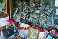 Чудеса в Черепишкия манастир! Бедняк стана милионер с молитва, мъж пребори рака, друг се излекува от алкохолизъм и още!