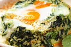 Спанак на фурна с яйца и ориз