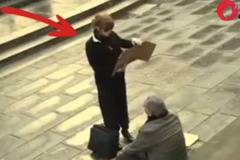 Тази жена отиде при слепия просяк и промени текста написан на картона. Ефектът е зашеметяващ! (ВИДЕО)