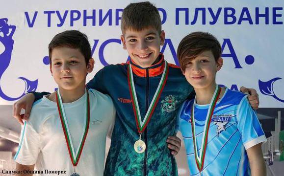 10-годишият Теодор Скумов от Поморие с 5 златни медала от Национален турнир по плуване