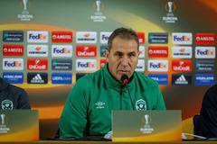 Херо строява отбора пред телевизора за дербито – SportVox