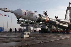 Космическата ракета Союз-ФГ с пилотирания кораб Союз МС-08 бе изведена на стартовата площадка
