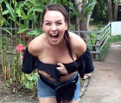 Маймунка разголи гърдите на девойка в зоологическа градина (СНИМКИ 18+)